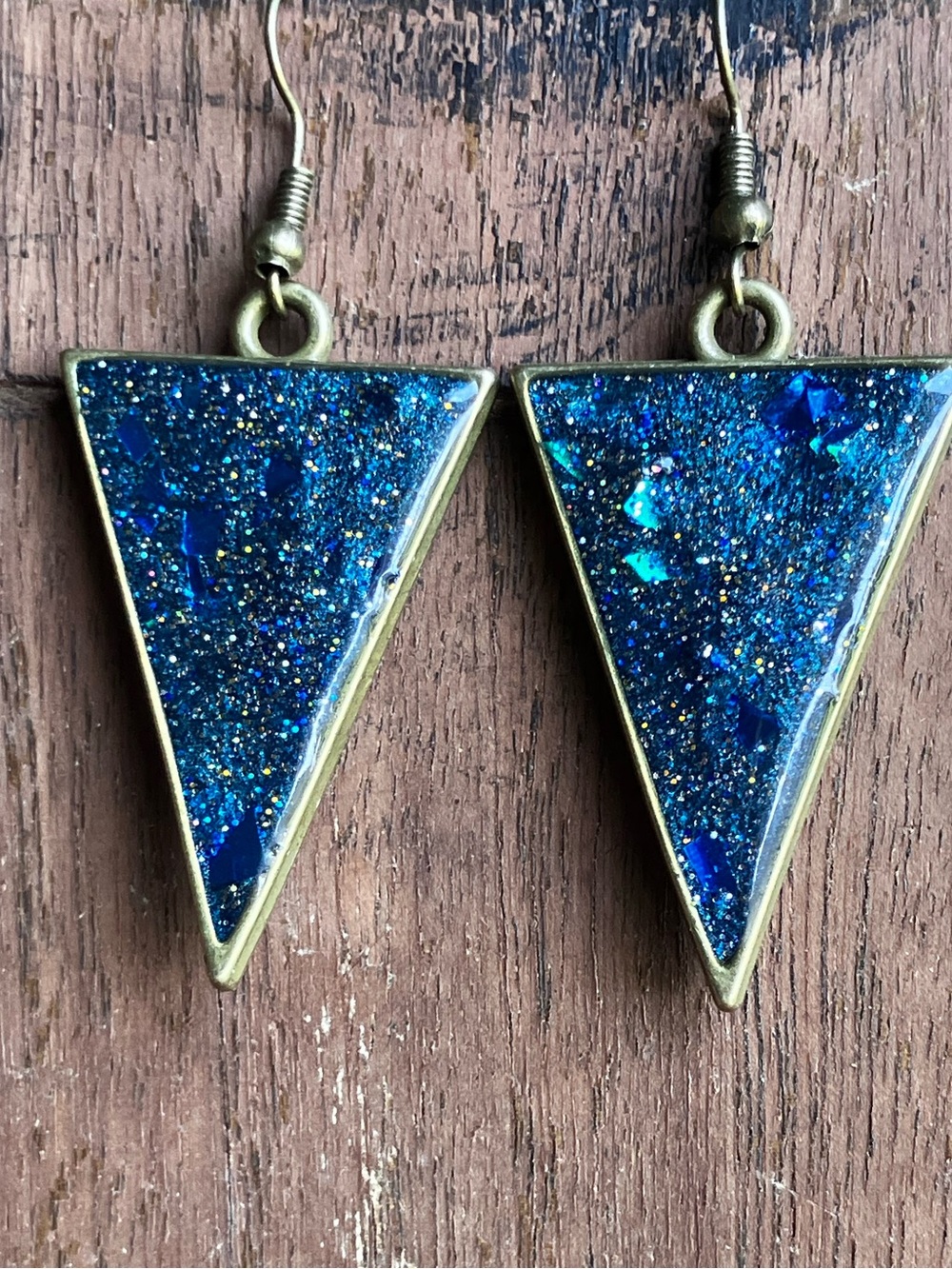 Blue sparkling triangle dangle earrings - Picture 2 of 5